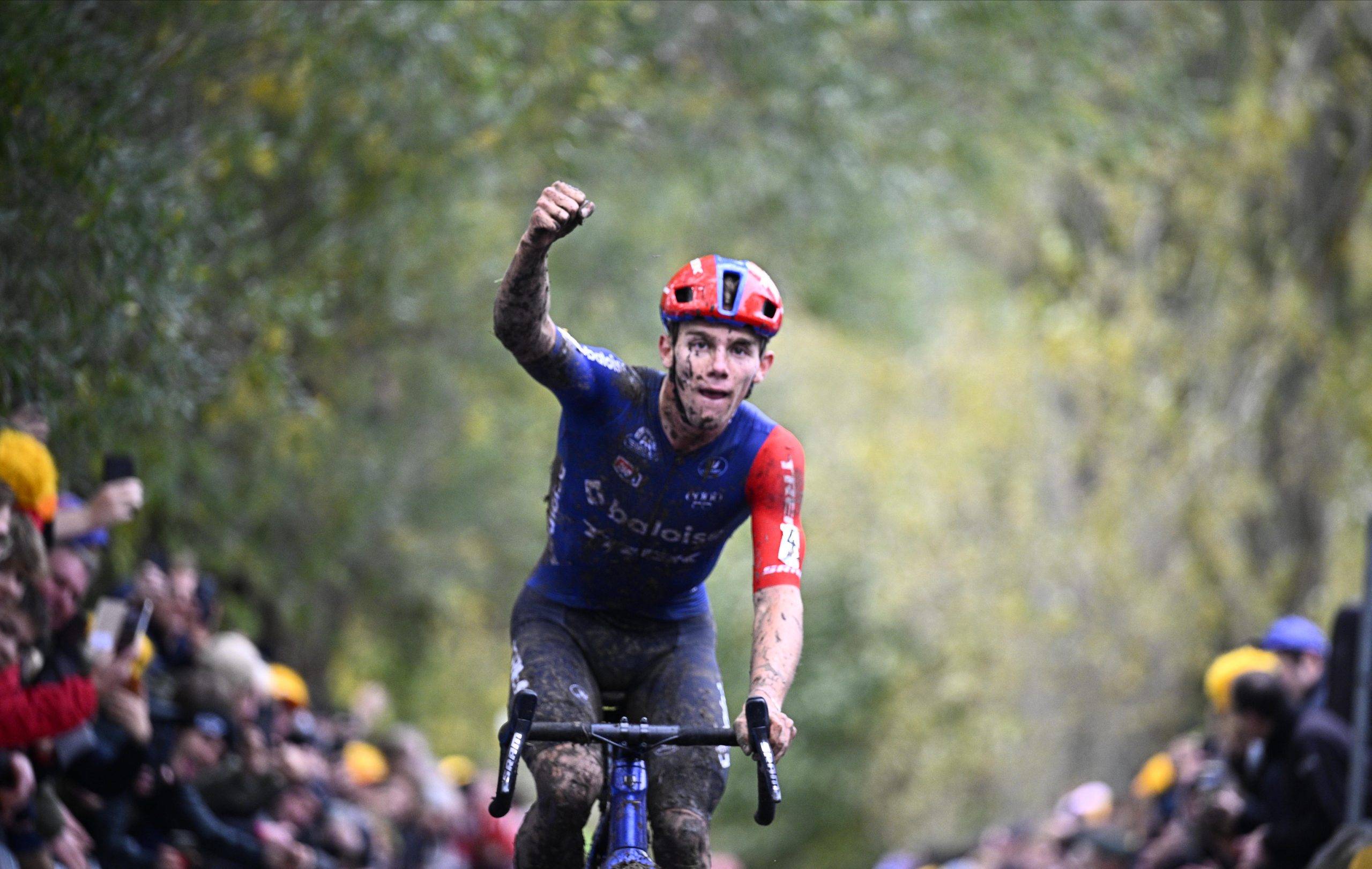 Thibau Nys wint de Koppenbergcross en treedt zo in de voetsporen van